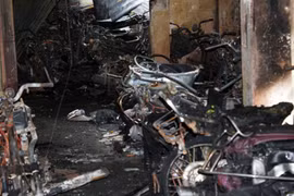 Cháy nhà xe, cả khu tập thể nhốn nháo chạy quanh