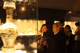 Khai mạc trưng bày “Đèn cổ Việt Nam”