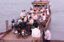 Đi đò, “đạp vịt” phải mặc áo phao: Quy định có cũng như không