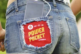 Sạc pin điện thoại từ…túi quần