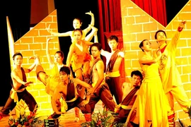 Dựng tác phẩm tiền tỷ, đầu ra bằng không