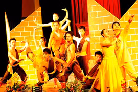 Dựng tác phẩm tiền tỷ, đầu ra bằng không