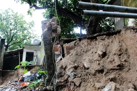 Sạt lở ven sông Đuống: Hàng chục hộ dân bị đe dọa