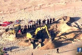 Cứu sống bé trai bị vùi trong cát