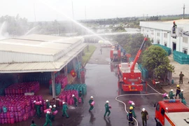 Hơn 100 người diễn tập chữa cháy trạm nạp gas