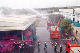 Hơn 100 người diễn tập chữa cháy trạm nạp gas