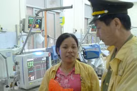 Thăm Phó Công an xã bị thương khi làm nhiệm vụ