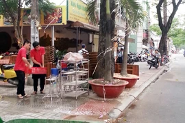 “Đại ca” Long "vàng" bị tạt a xít ngay trên phố