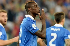 Italia và Hà Lan sớm “cập bến”