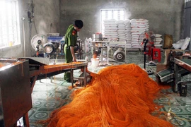 “Chuyên gia” Trung Quốc chui lủi “truyền nghề” sản xuất bimbim bẩn