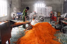 “Chuyên gia” Trung Quốc chui lủi “truyền nghề” sản xuất bimbim bẩn