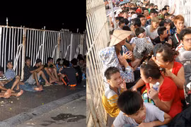 Người hâm mộ vật vạ, phe vé vẫn lộng hành