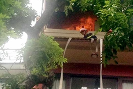 Cháy khách sạn trên phố Nguyễn Hữu Huân