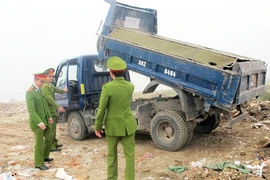 2 xe ô tô đổ phế thải ra bờ sông Hồng 