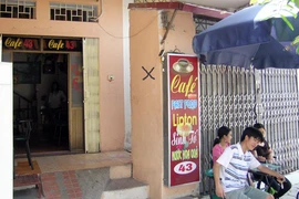 Nhà siêu mỏng, gỡ mãi không xong