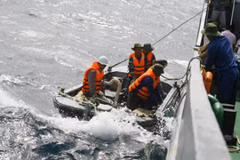 Nhà giàn mùa biển động