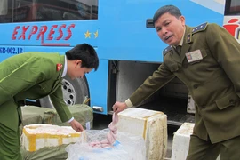 Xe khách chở 1,5 tấn tràng, nầm lợn “thối” 