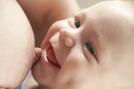 Nuôi con bằng sữa mẹ, giảm 2/3 nguy cơ ung thư buồng trứng 