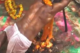 Kỳ nhân nướng mình trên lửa