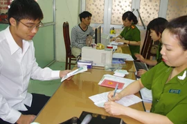 Đến nhà dân làm thủ tục cấp CMND