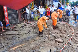 Đào vỉa hè trúng cáp ngầm 22kV, 2 công nhân bị điện giật cháy sém