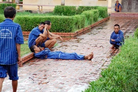  Trong thế giới người điên: Vỡ lòng nhập trại