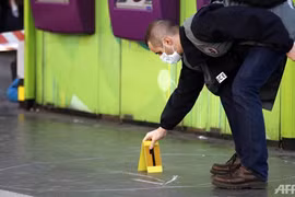 Pháp điều tra vụ binh sĩ bị đâm tại Paris