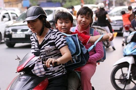 Nhiều phụ huynh vẫn không đội mũ cho trẻ