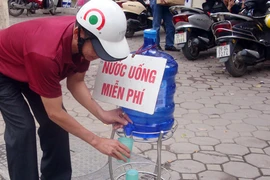 Cốc nước - tình người