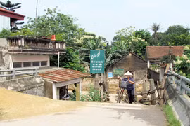 Cầu “treo” 7 năm xây không xong 