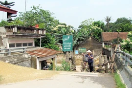 Cầu “treo” 7 năm xây không xong 