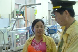 Thăm Phó Công an xã bị thương khi làm nhiệm vụ