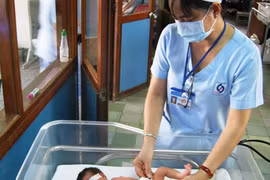 Nữ sinh viên bóp mũi, vứt con vừa đẻ vào túi rác