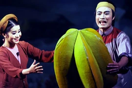 Nghệ sỹ chèo biểu diễn phục vụ thiếu nhi