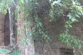 Phế thành bên quốc lộ