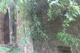 Phế thành bên quốc lộ