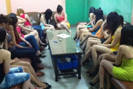 Tụ điểm ăn chơi biến tướng, nữ tiếp viên thoát y trên bàn