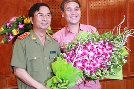 Trao giấy chứng nhận hưu trí cho đồng chí Trung tướng Nguyễn Đức Nhanh