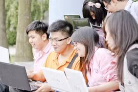 Không nên hình thức đồng phục