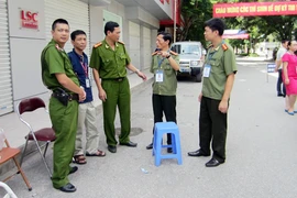 Lực lượng an ninh tích cực bảo vệ kỳ thi hiệu quả