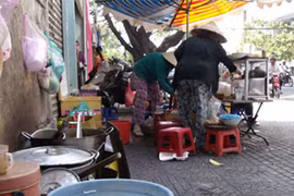 Người bán hàng ăn đường phố phải đi... “học”