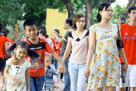 3.000 tỷ đồng để khuyến sinh con gái, có khả thi?