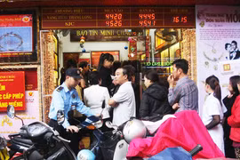 Chen nhau mua vàng lấy may