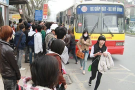 Thu phí bảo trì đường bộ với xe buýt: Bốc túi nọ bỏ túi kia