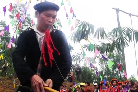 Về Làng Văn hóa xem hội Gầu Tào, Nhảy lửa 