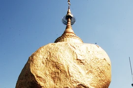 Tảng đá vàng chênh vênh huyền bí