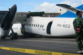 Máy bay do Trung Quốc sản xuất gãy đôi khi hạ cánh 