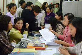 Người giúp việc ngã giá 