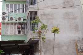 Mượn cớ ban công xây 6 tầng không phép