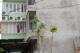 Mượn cớ ban công xây 6 tầng không phép